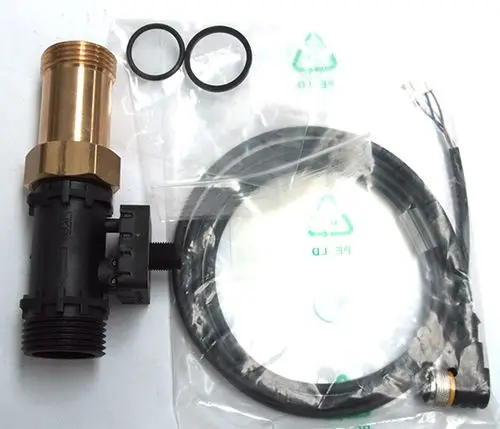 Durchflusssensor von Daikin, bestehend aus einem Kunststoffkörper mit metallenen Anschlussgewinden, zwei O-Ringen und einem Kabel. Verpackt in einem transparenten Beutel.